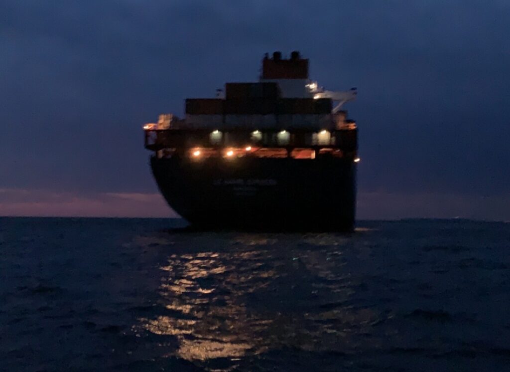 Schiff in Abenddämmerung